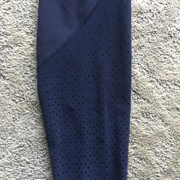 BLACK Lululemon leggings with mesh paneling - Picture 4 of 6